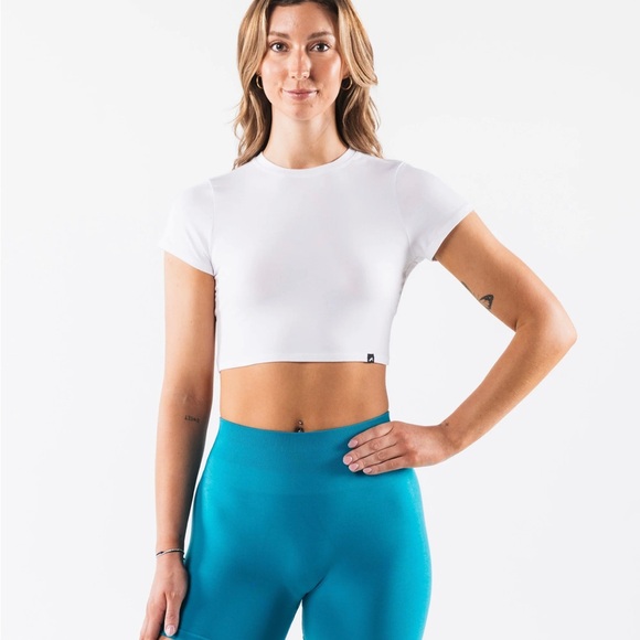 NWT ALPHALETE Women’s OT Cut Tee White Sz SMALL workout athletic crop tee - Picture 2 of 8